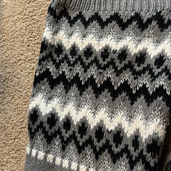 Beautiful long scarf in gray, white, black and silver - Picture 3 of 4